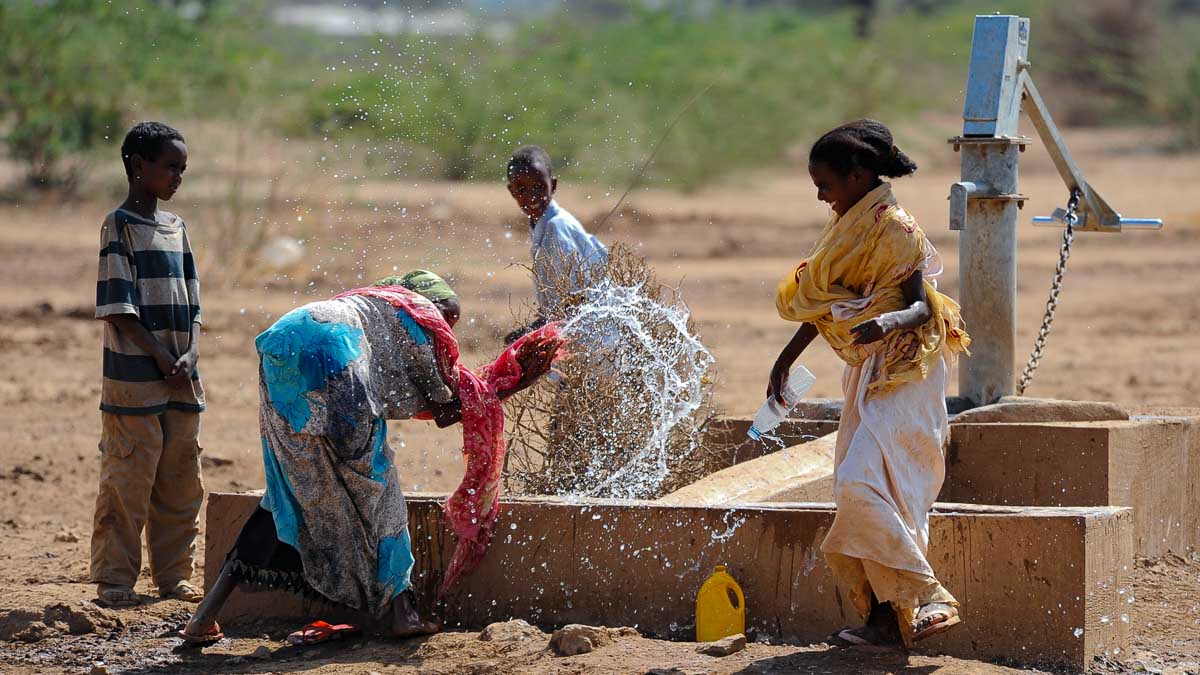 Äthiopien: Kinder am Brunnen (Foto: Pixabay)