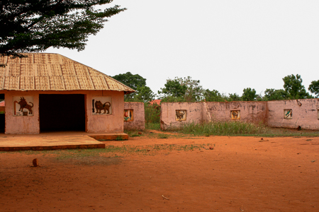 Benin, Königspalast von Abomey, Foto:  Dominik Schwarz (Own work) [GFDL (http://www.gnu.org/copyleft/fdl.html) or CC-BY-SA-3.0-2.5-2.0-1.0 (http://creativecommons.org/licenses/by-sa/3.0)], via Wikimedia Commons